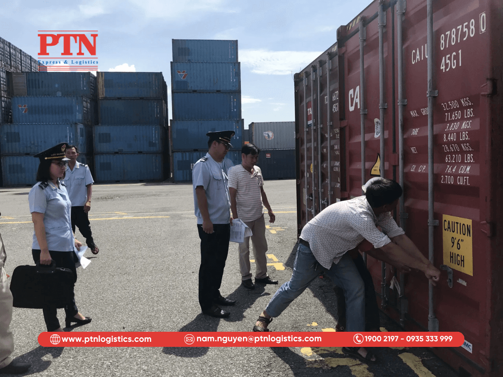 Cán bộ Hải quan thực hiện kiểm tra hàng hóa tại cảng