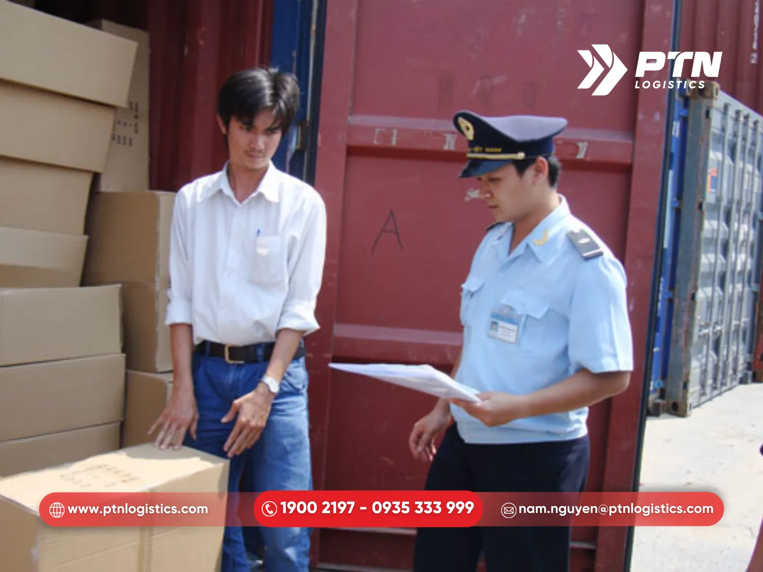 Hải quan thực hiện kiểm tra hàng hóa