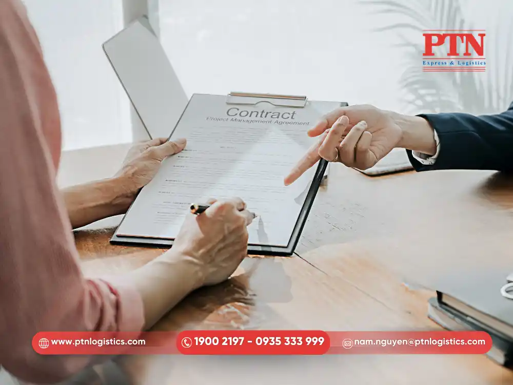 Tiến hành ký hớp đồng giữa các bên