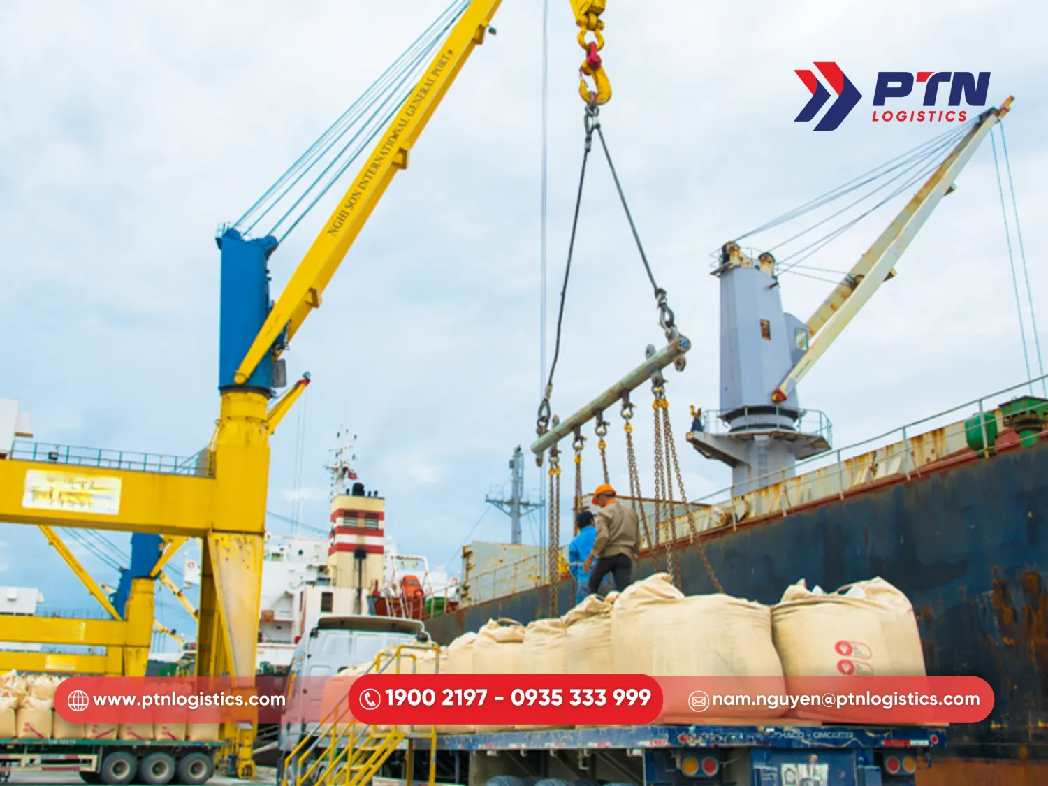 Xếp dỡ hàng hóa tại cảng biển