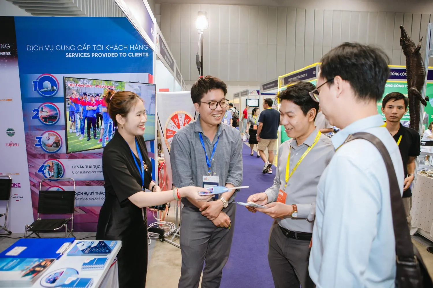 Giải pháp logistics toàn diện được tư vấn tại gian hàng