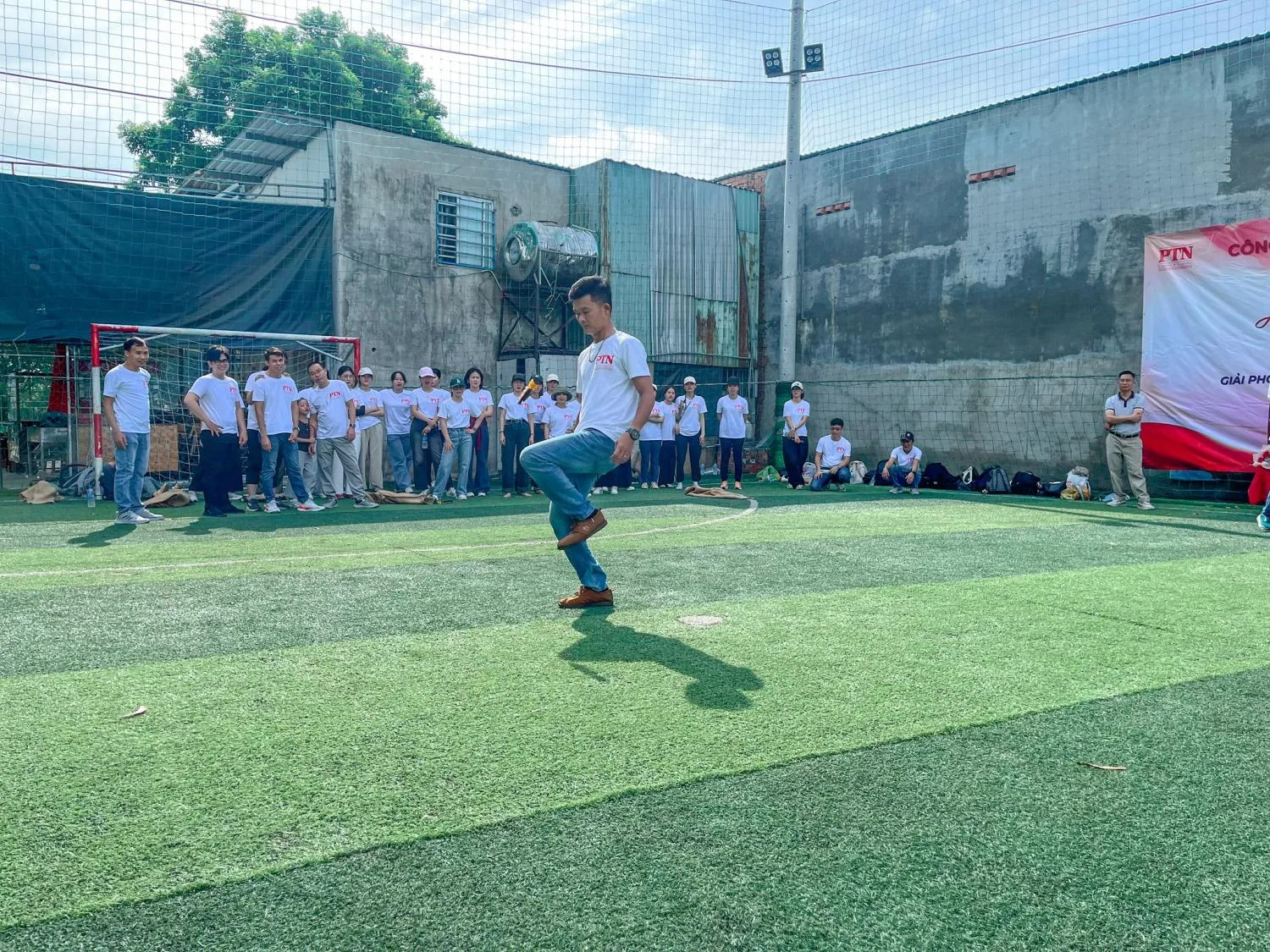 Mỗi thành viên tham tâng cầu