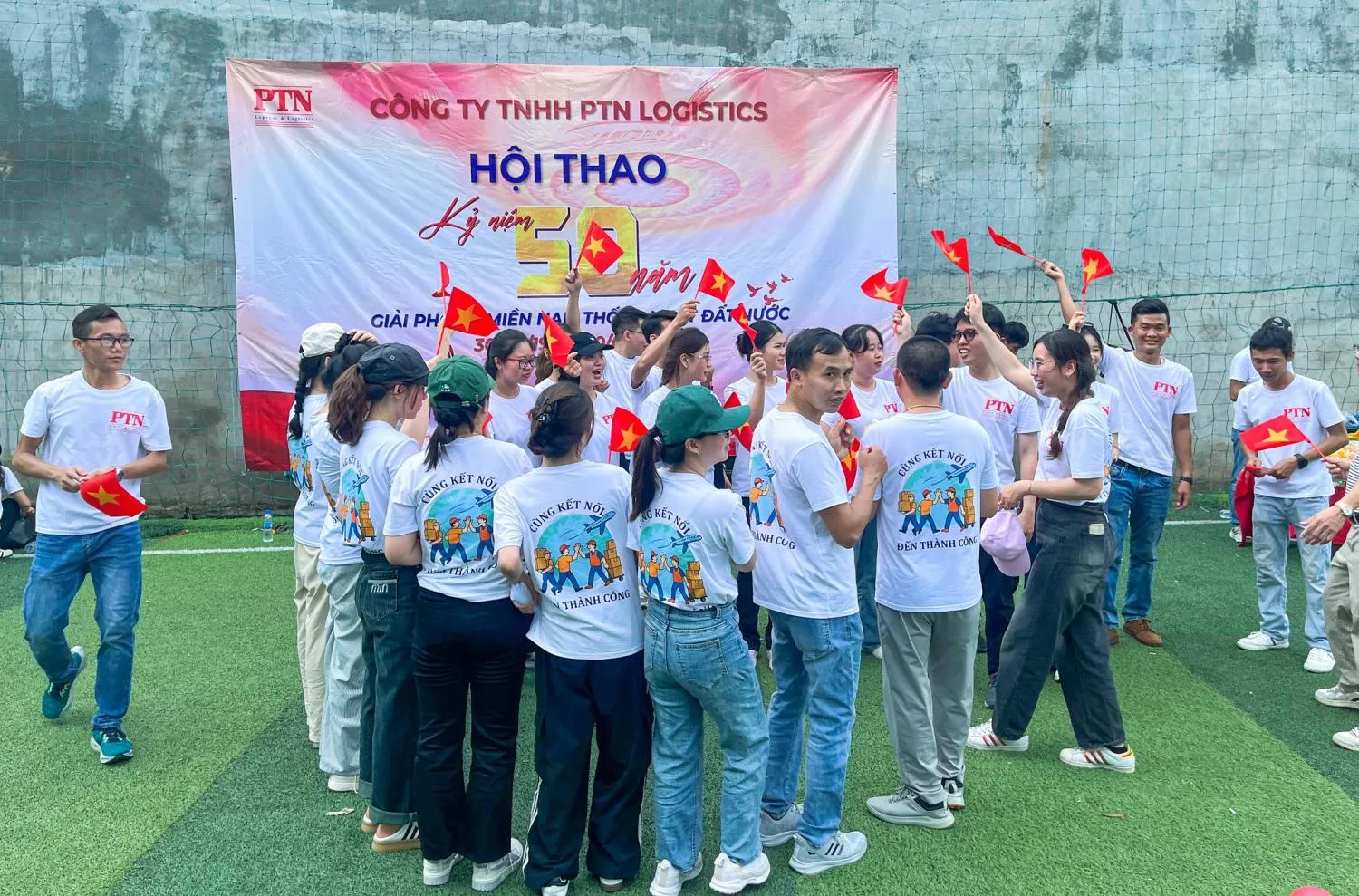 Tất cả các thành viên đều cổ vũ và hỗ trợ nhau