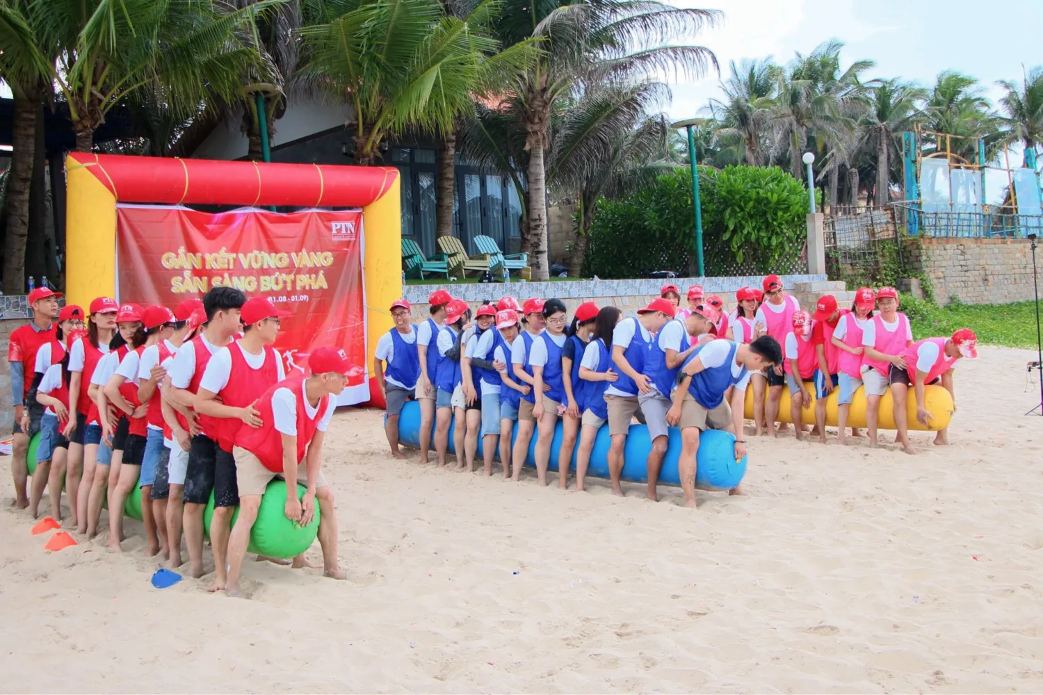 Toàn thể thành viên PTN tham gia trò chơi tập thể