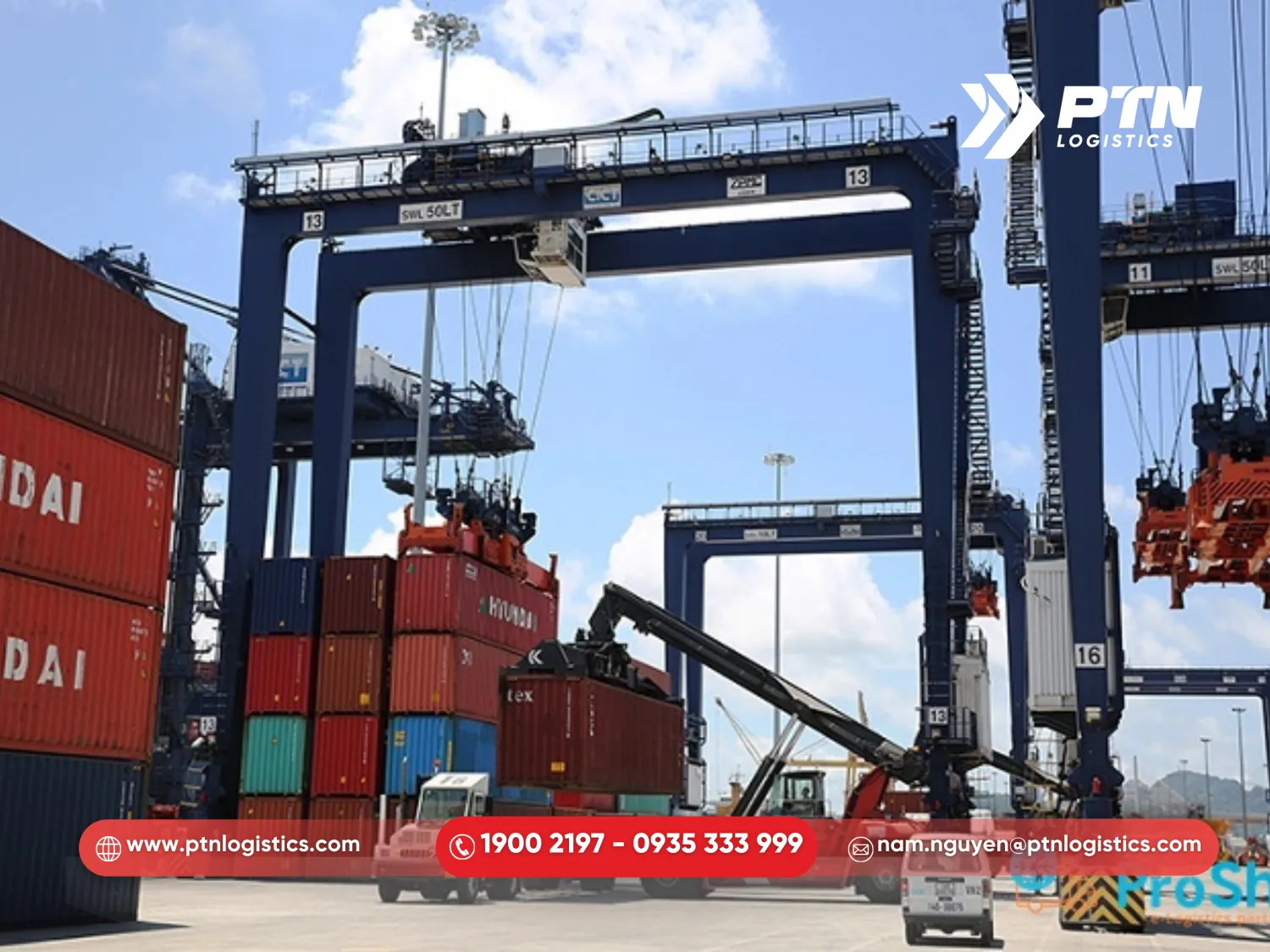 Xếp hàng hóa lên tàu để vận chuyển