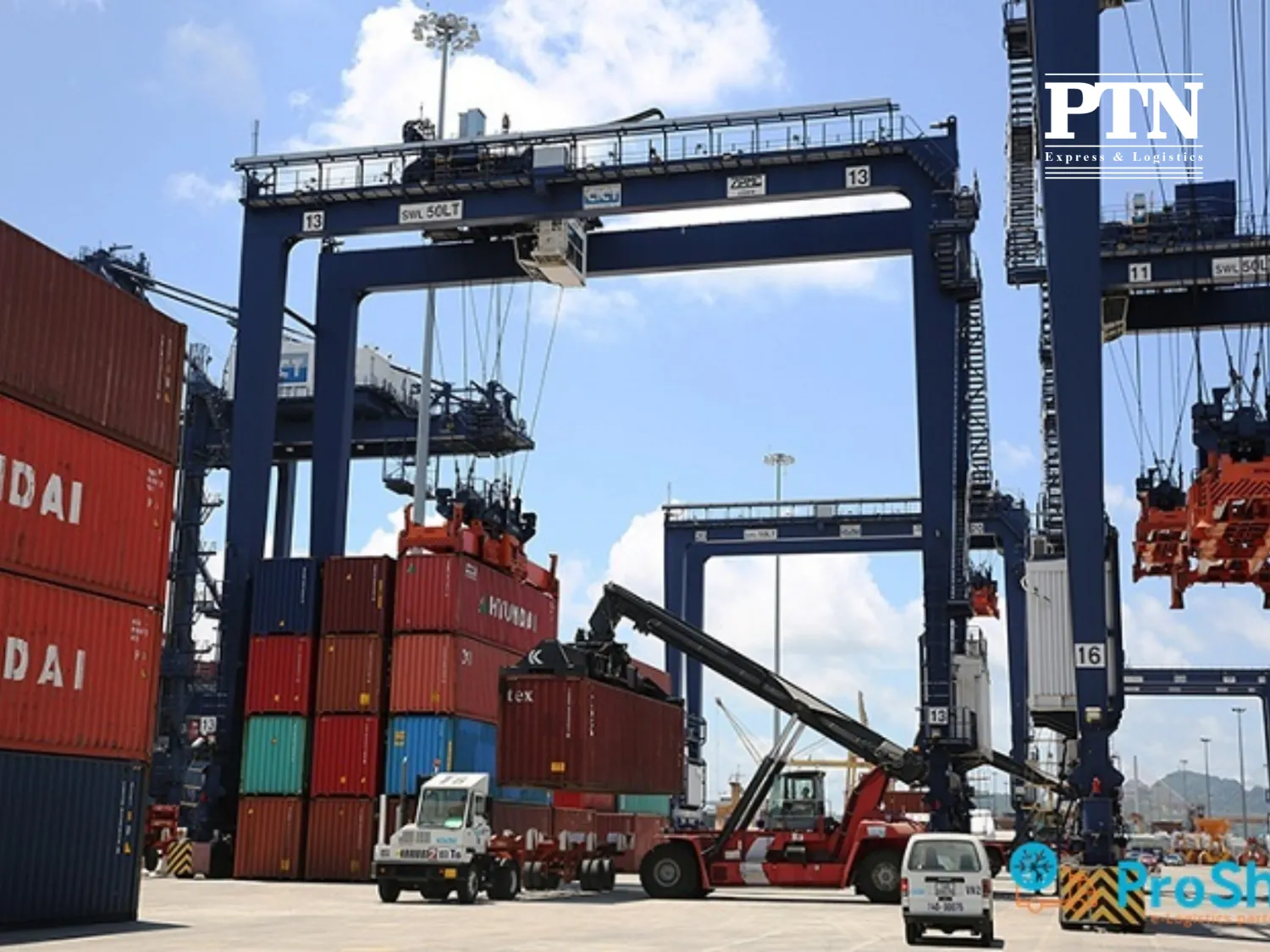 Xếp hàng hóa lên tàu