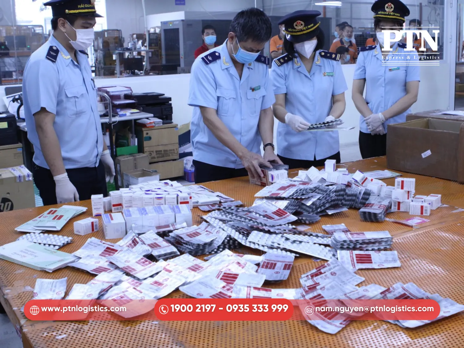 Gửi hàng mẫu dễ bị hải quan giữ lại