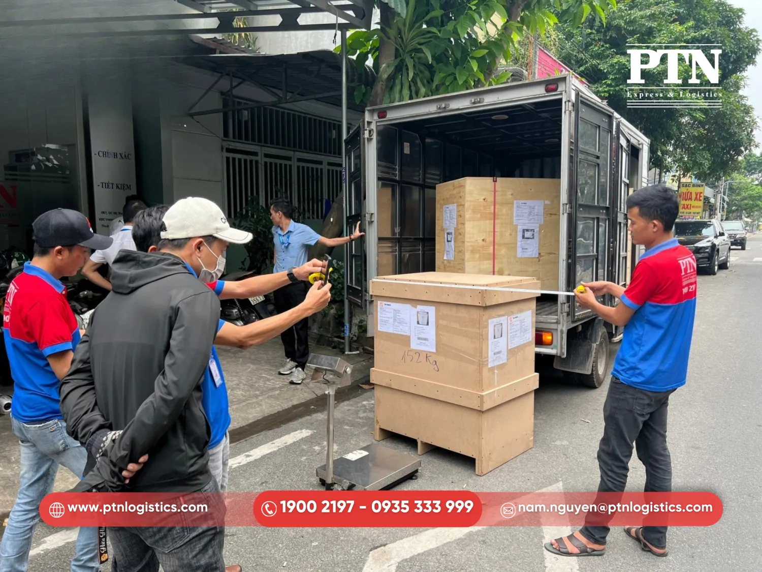 Kiểm tra và đóng gói hàng hóa theo tiêu chuẩn quốc tế