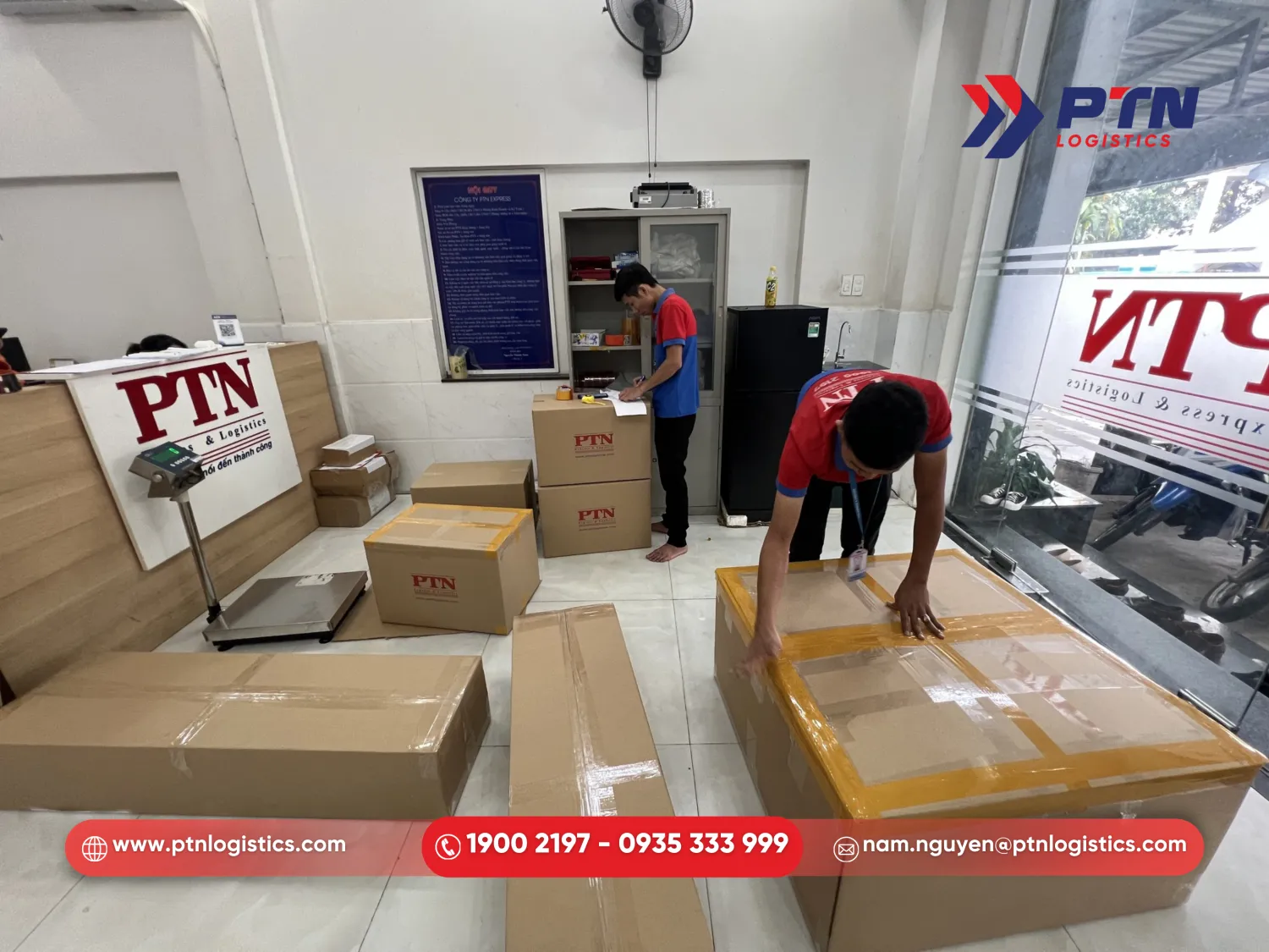 Nhân sự đóng gói hàng hóa tại chỗ