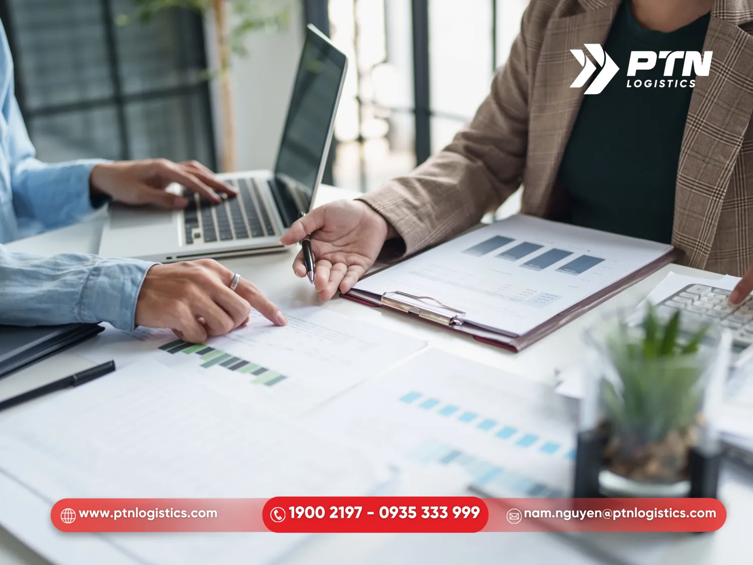 Nhân sự tư vấn báo giá và xác nhận dịch vụ