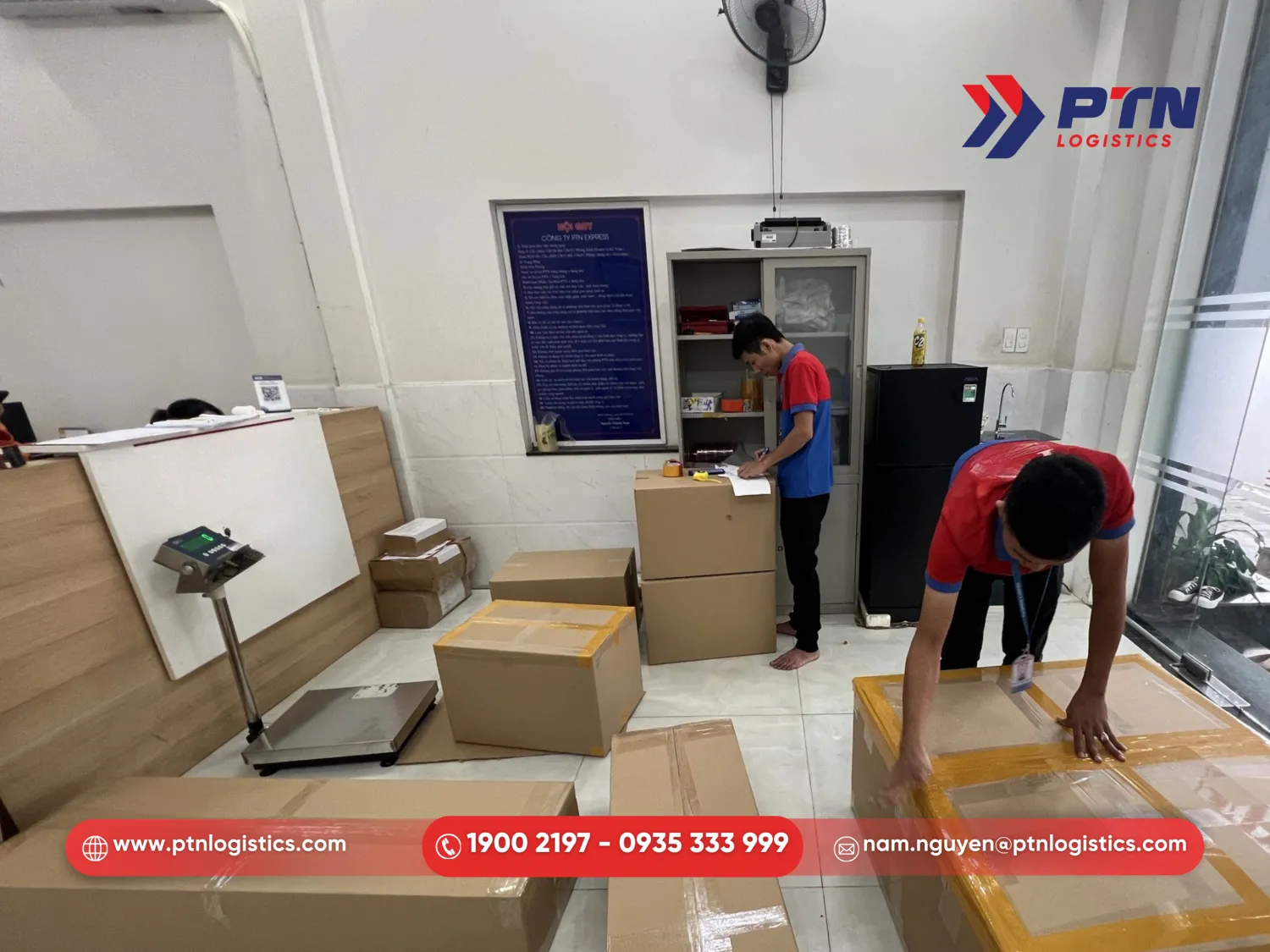 Tiến hành đóng gói và chuẩn bị chứng từ cần thiết