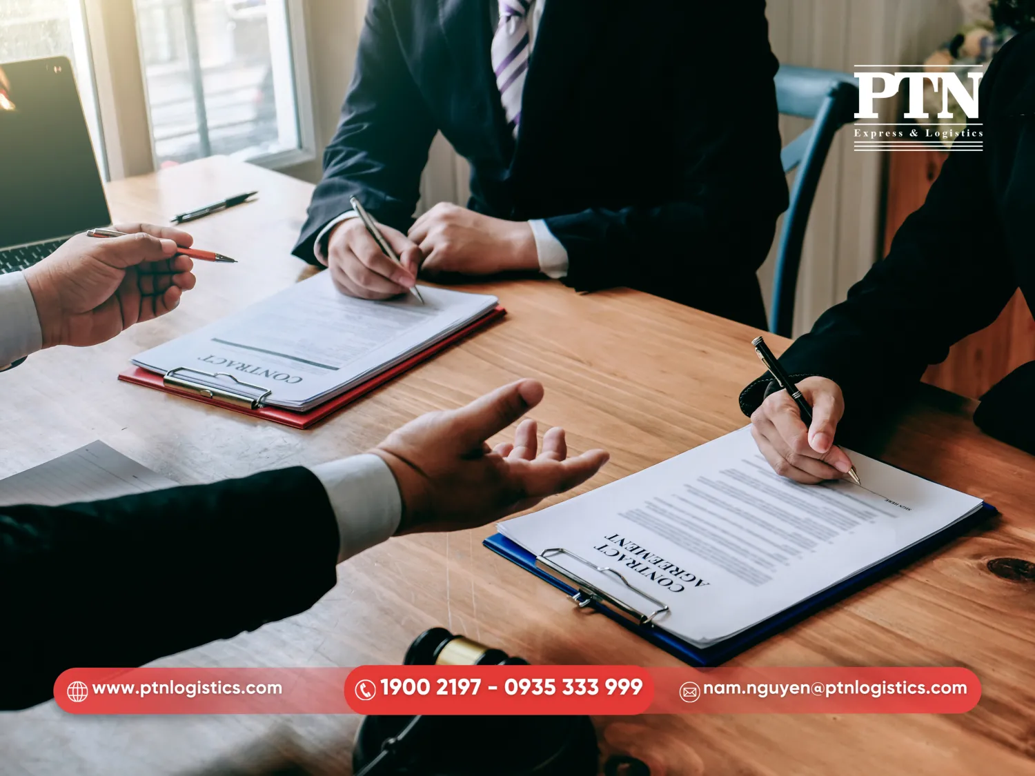 Tiến hành ký hợp đồng