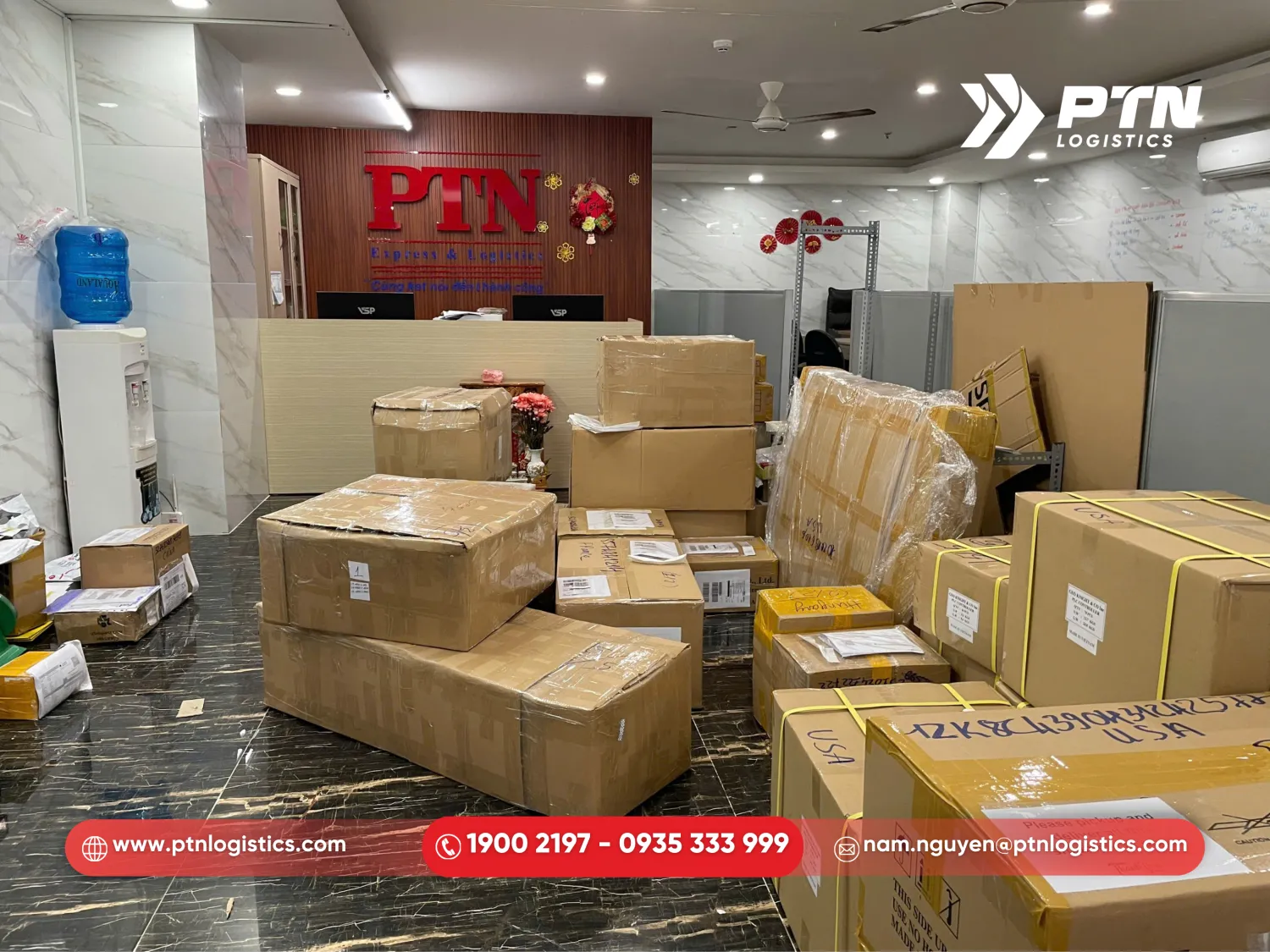 Nhân sự PTN logistics xử lý hàng hóa
