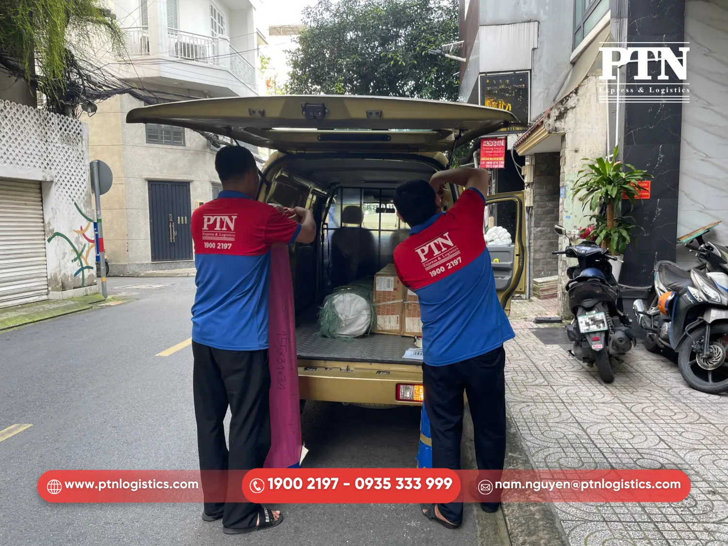 Nhân viên giao nhận của PTN Logsitics nhận hàng và đóng gói