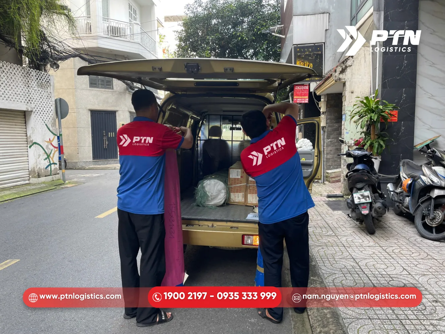 Nhân viên giao nhận của PTN sẽ nhận hàng và đóng gói