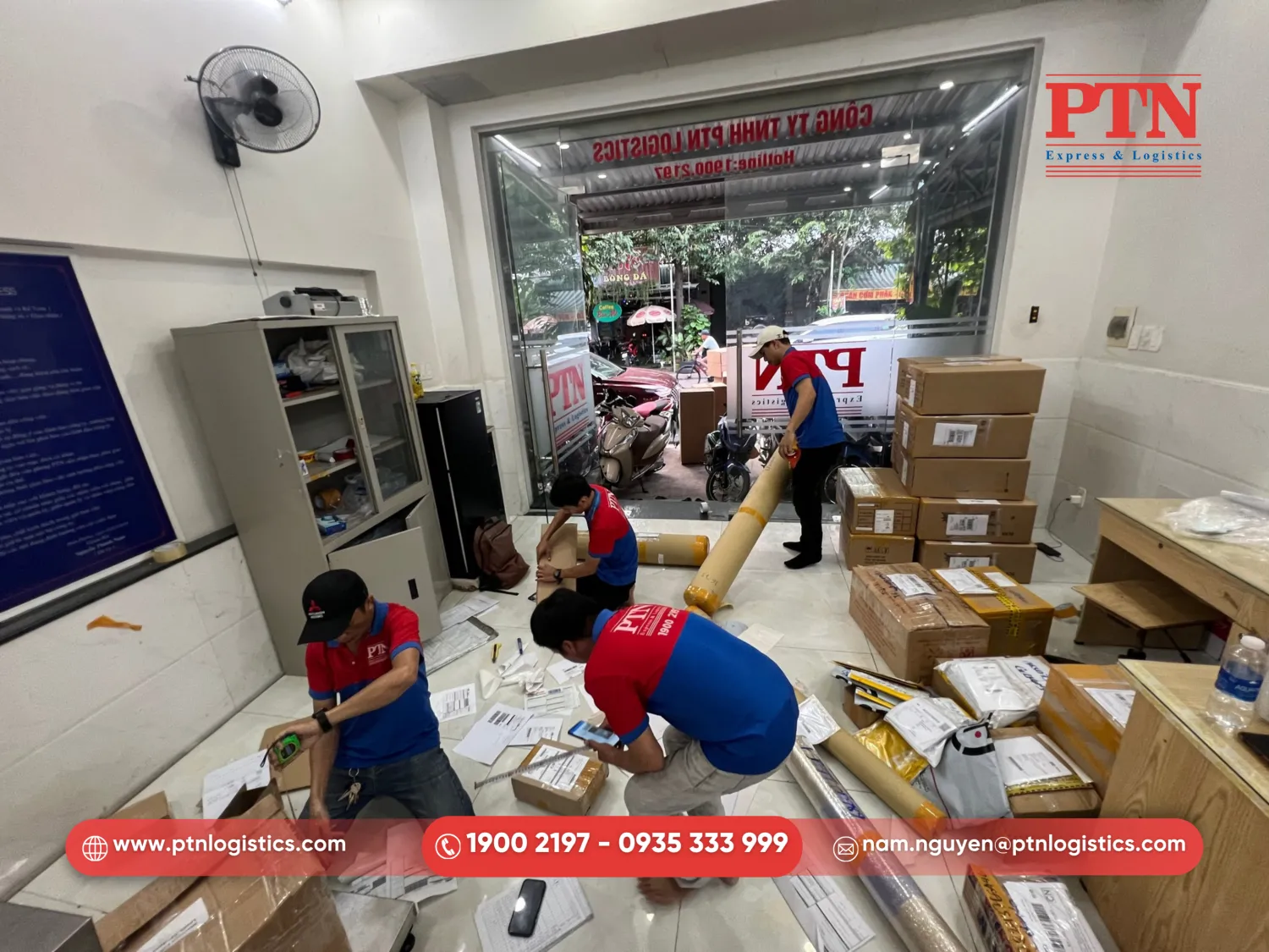 Tiến hành nhận hàng và đóng gói