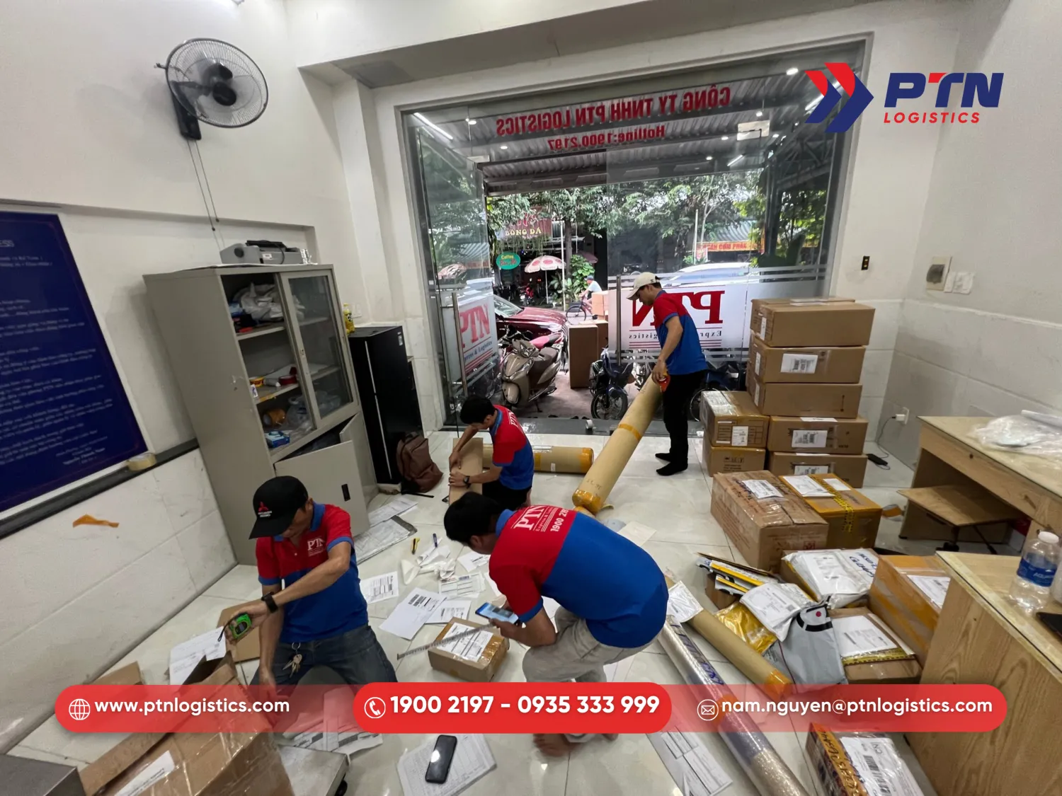Tiến hành nhận hàng và đóng gói