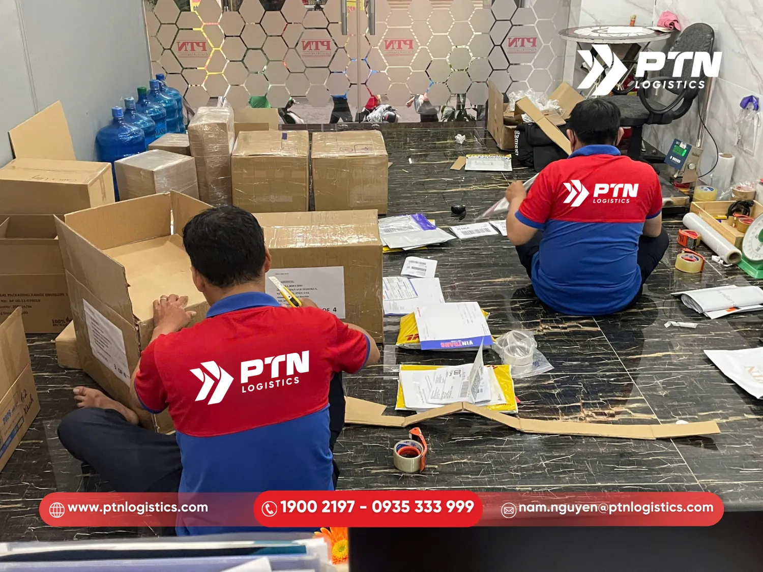 Bước đầu tiên là tiếp nhận và đóng gói hàng hóa