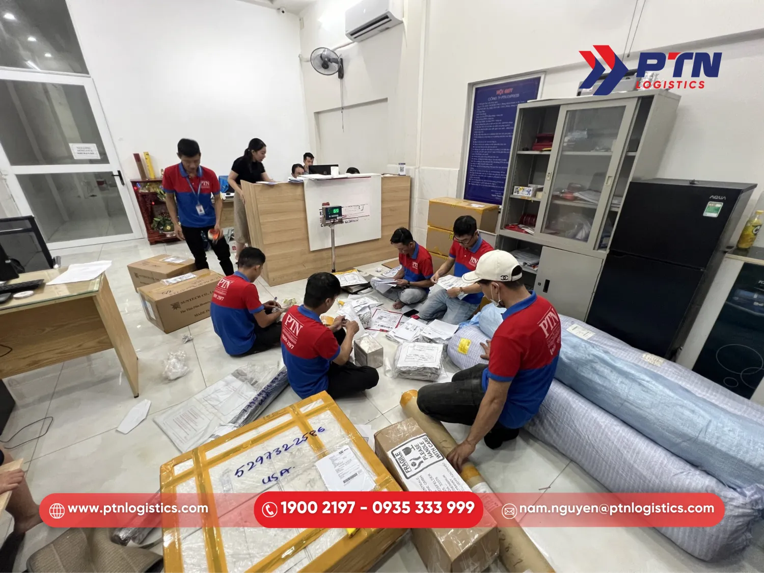 Đội ngũ nhân sự hỗ trợ kiểm tra phân loại bưu phẩm miễn phí