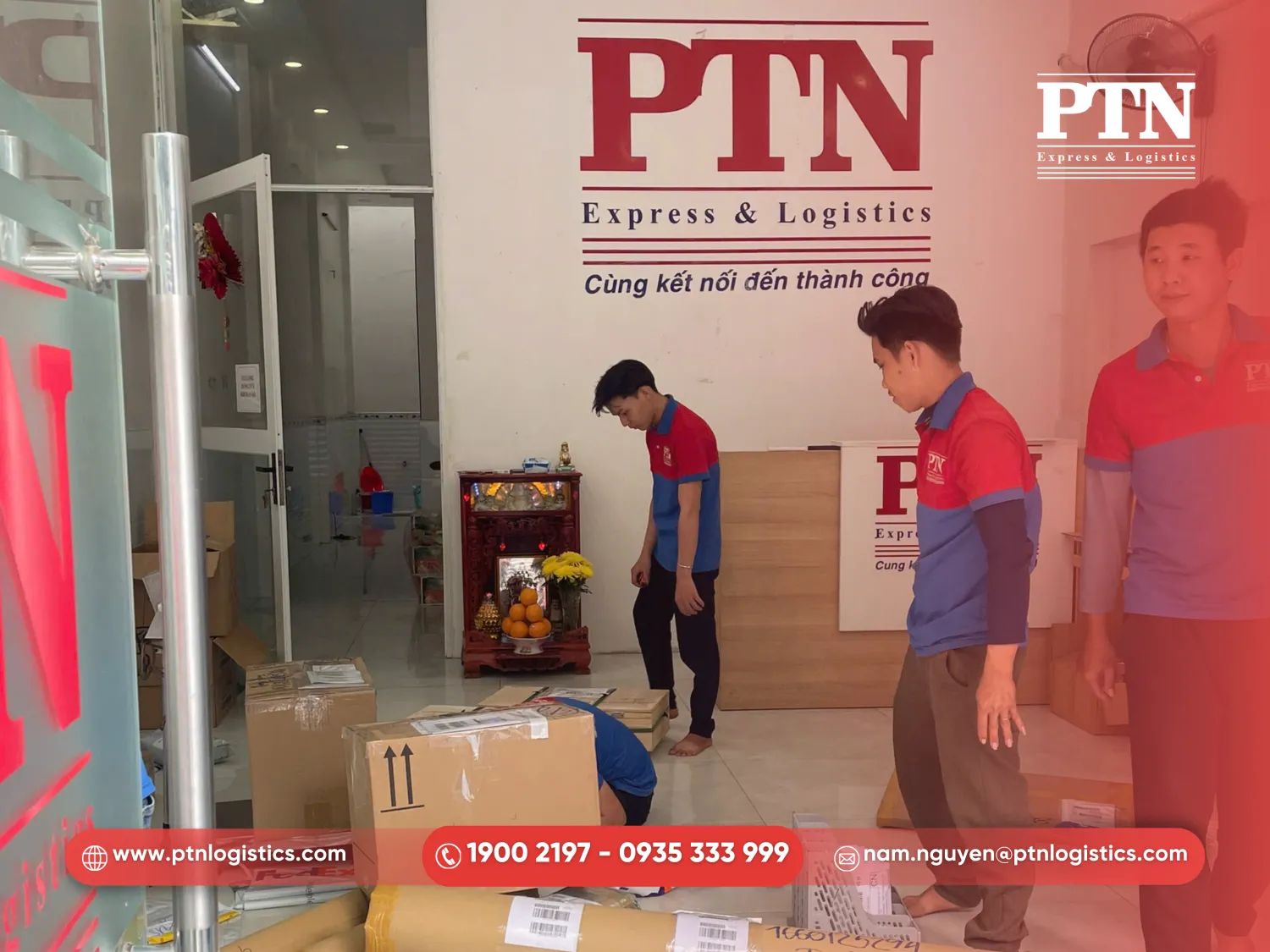 Tiến hành đóng gói hàng hóa