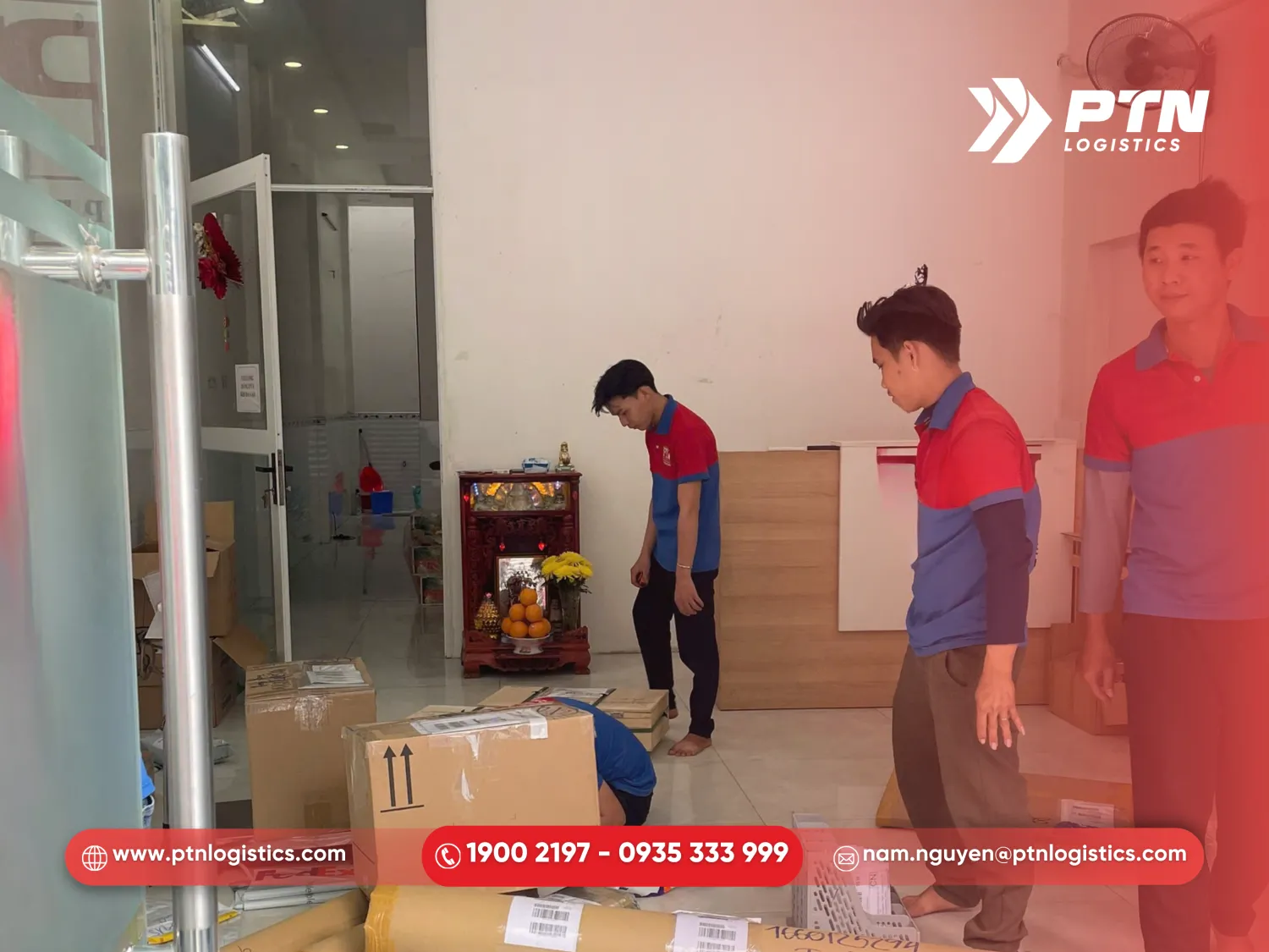 Tiến hành đóng gói hàng