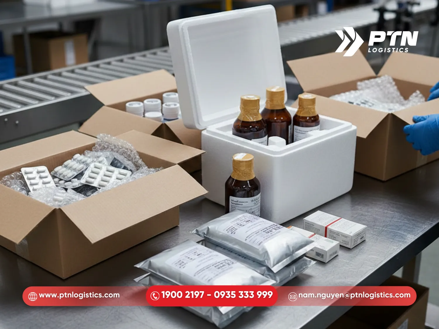Tiến hành đóng gói thuốc khi gửi đi Mỹ