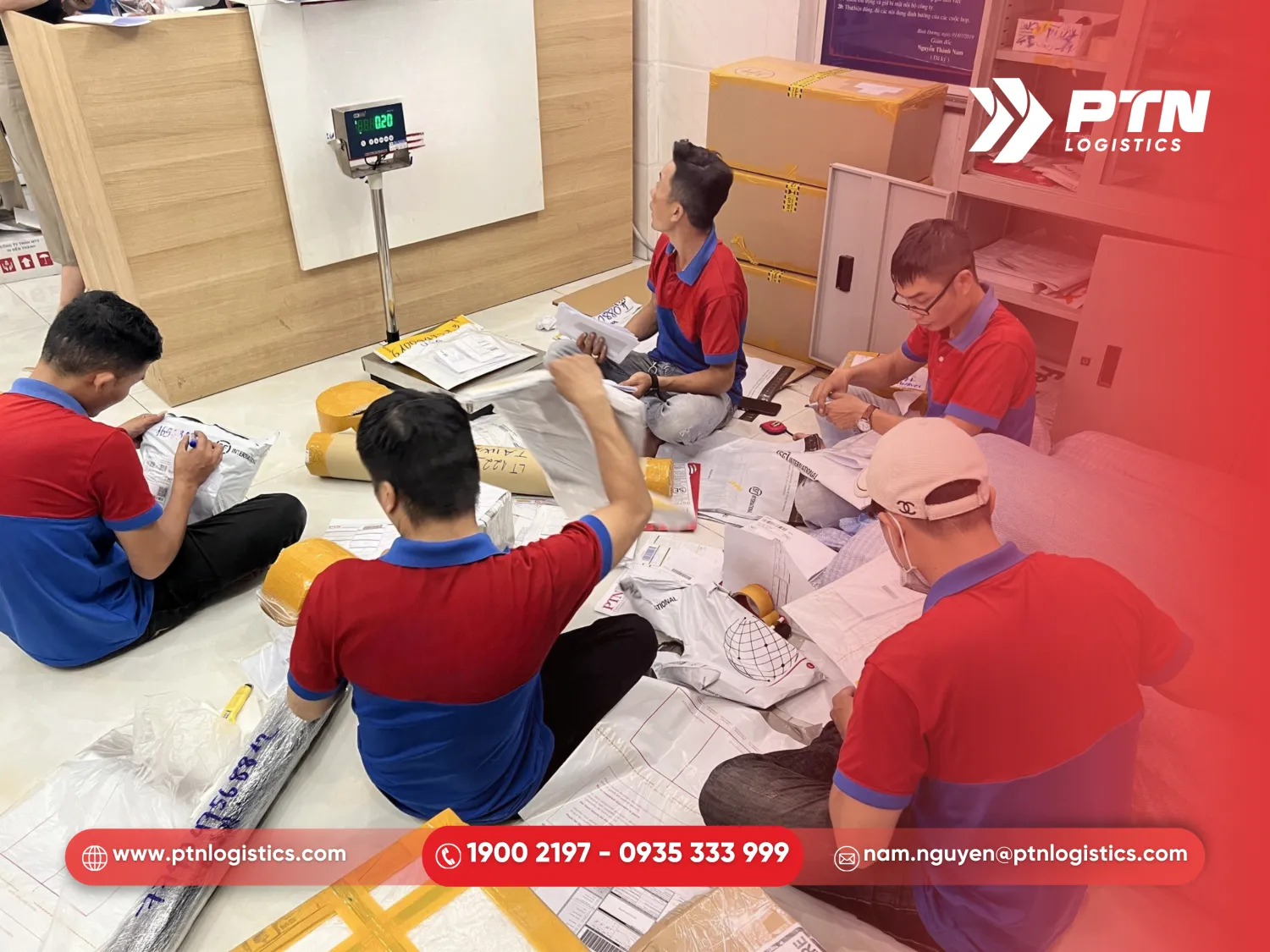 Tiến hành kiểm tra đóng gói và phân loại hàng hóa