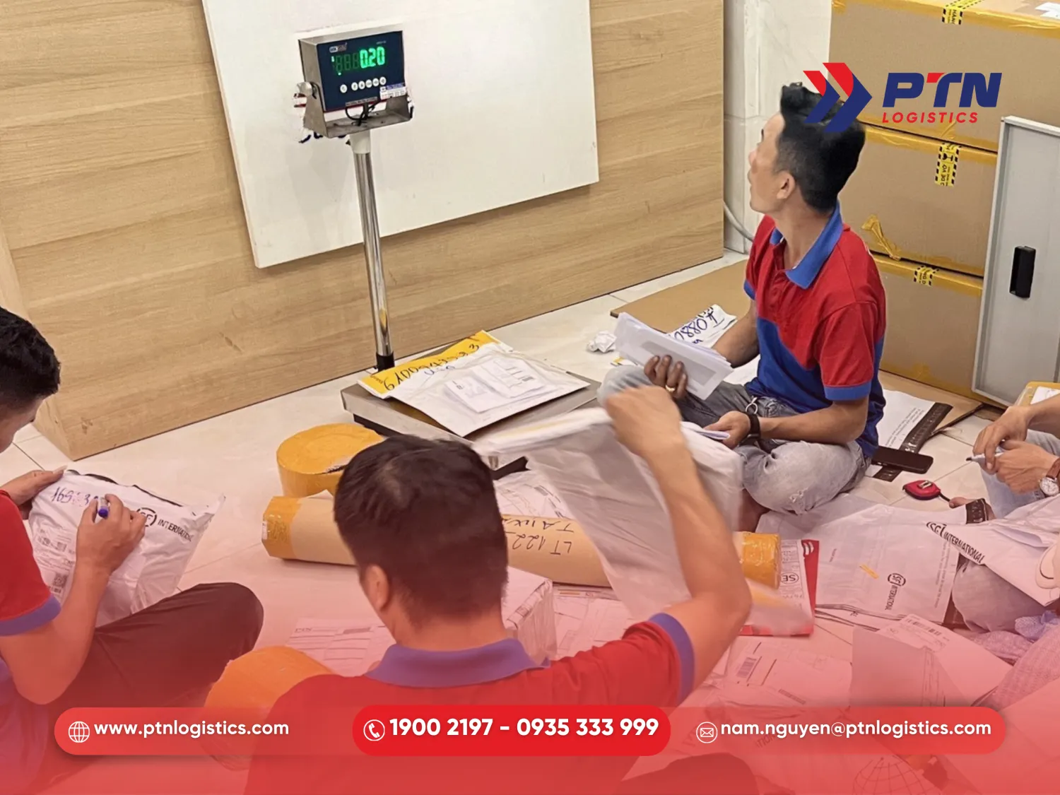 Tiến hành kiểm tra hàng và đo trọng lượng
