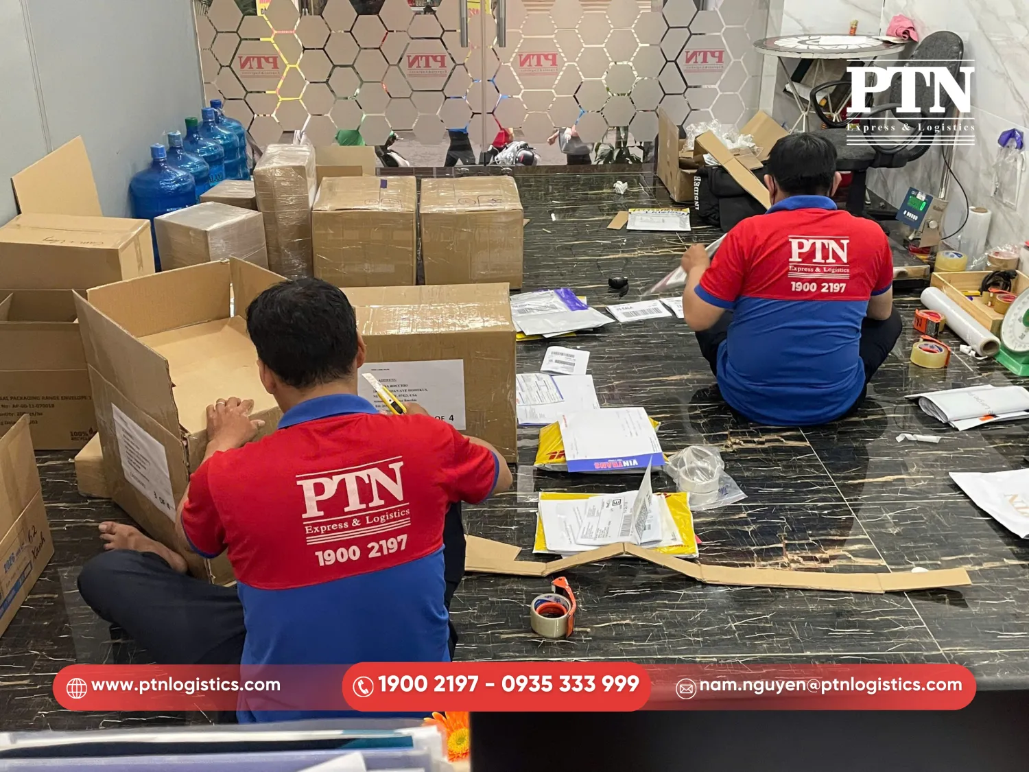 Hỗ trợ thủ công bố và dán tem phụ chuyên nghiệp