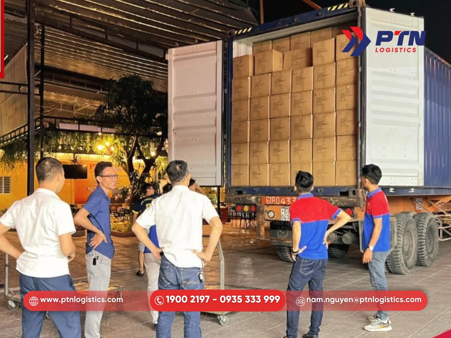 Tiến hành đóng hàng vào container 