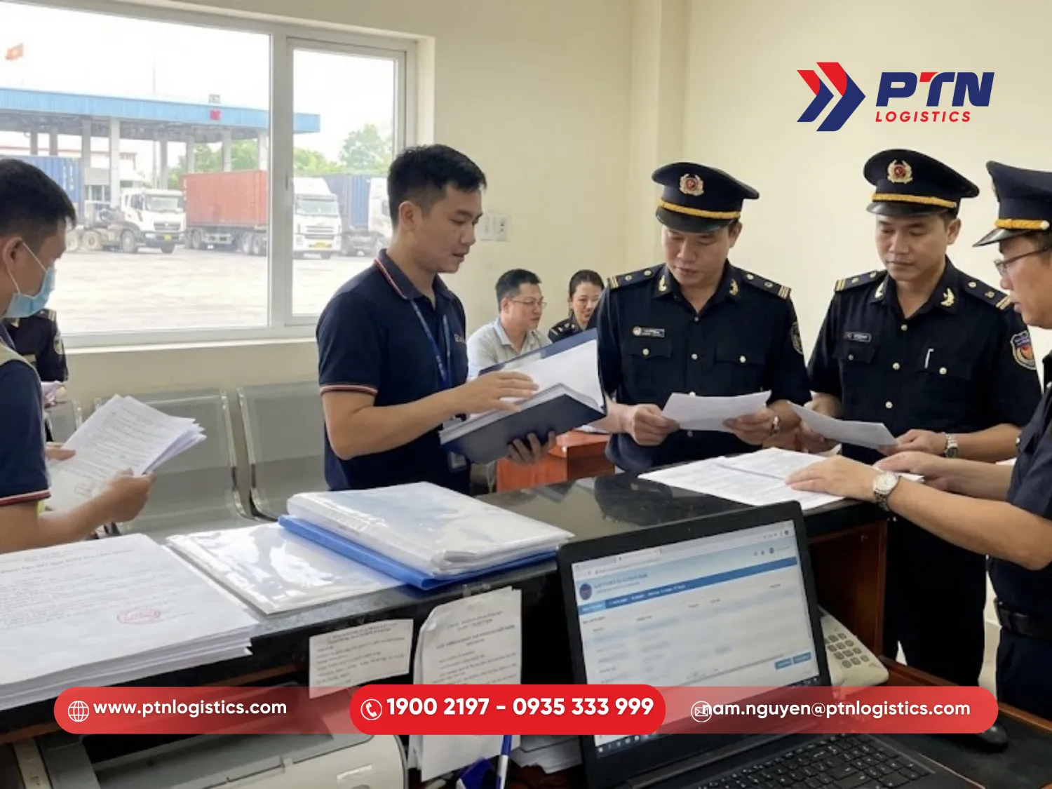 Tiến hành làm thủ tục hải quan tại cửa khẩu