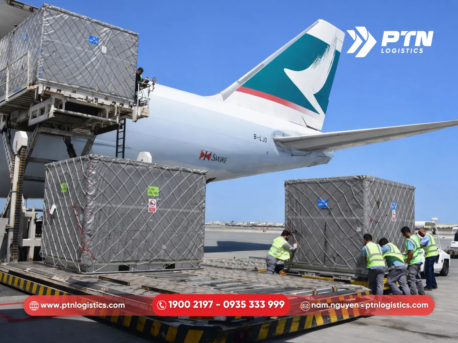 Bốc xếp hàng hóa lên máy bay