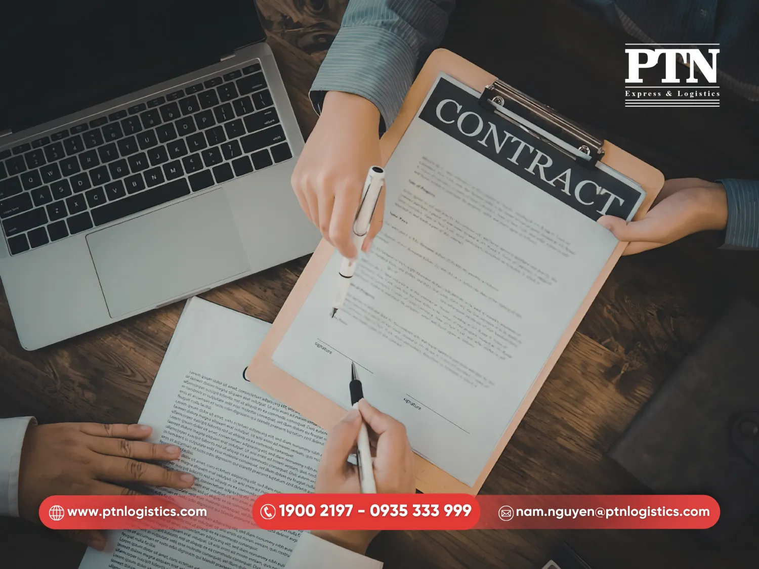 Ký kết hợp đồng và thu xếp phương tiện thiết bị bốc xếp