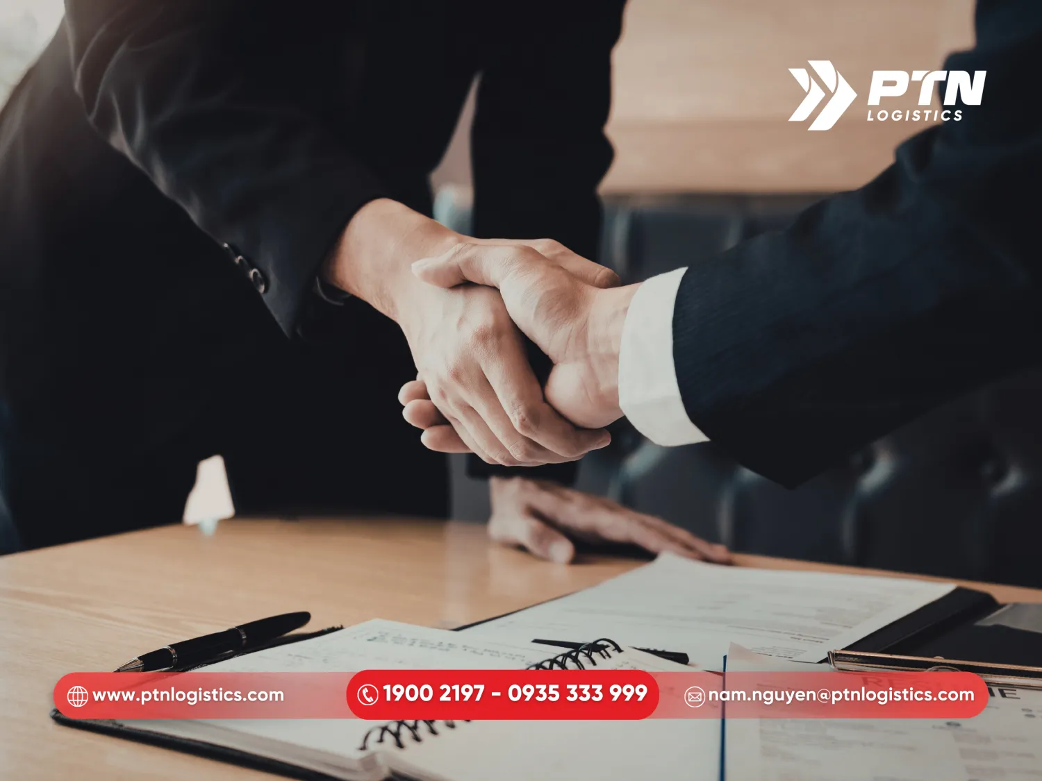 Người mua làm việc với nhà cung cấp bàn ghế ăn Trung Quốc