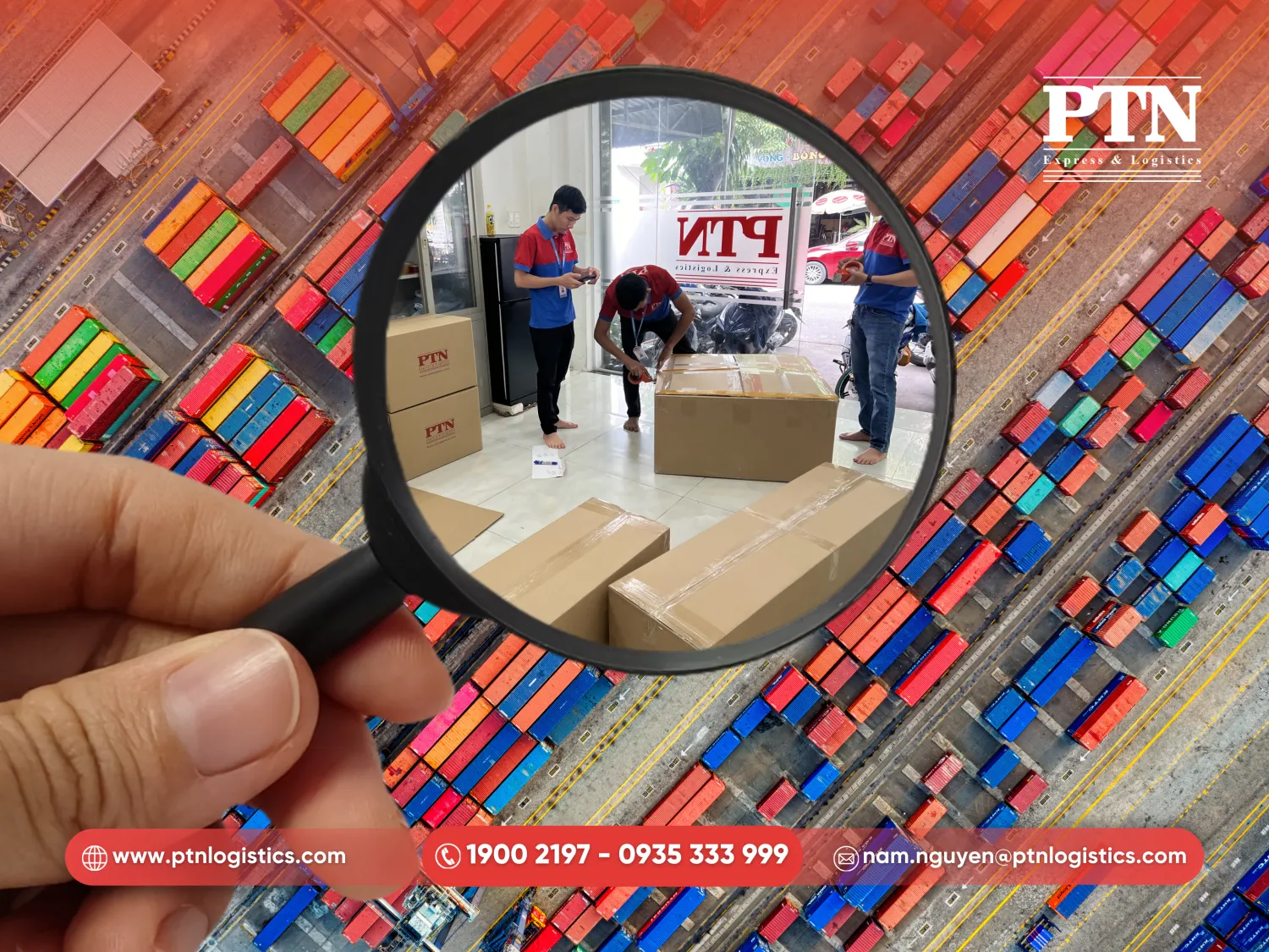 Tiến hành đóng gói hàng hóa