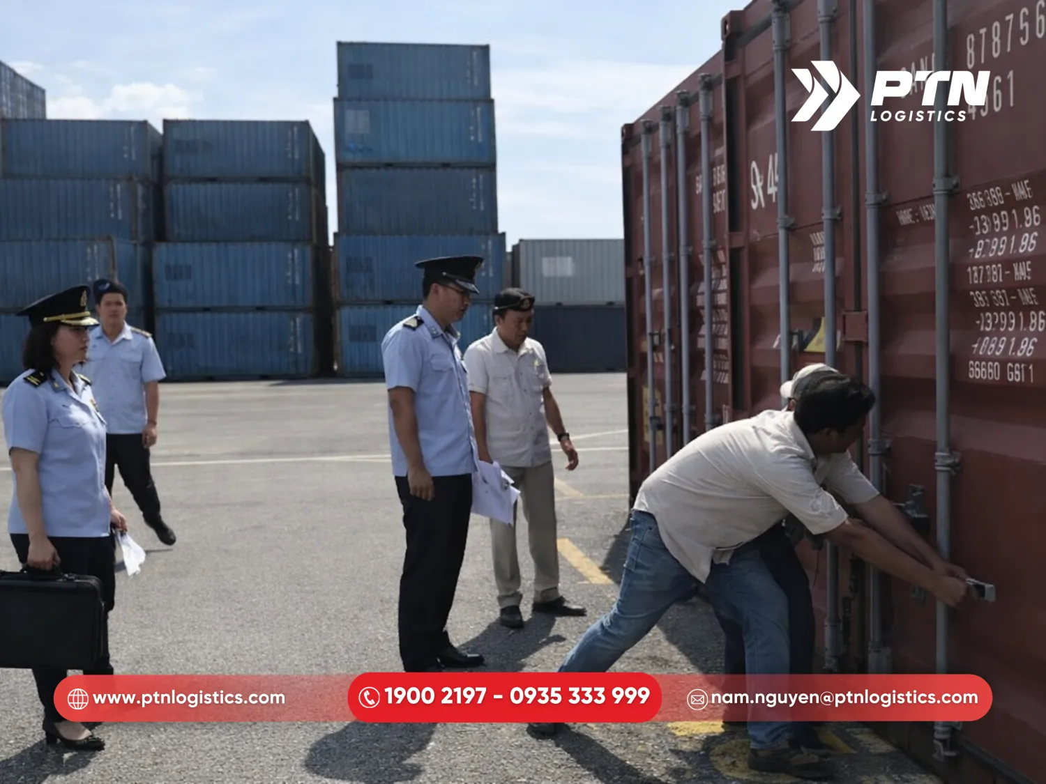 Cán bộ hải quan đang thực hiện kiểm tra hàng hóa tại cảng