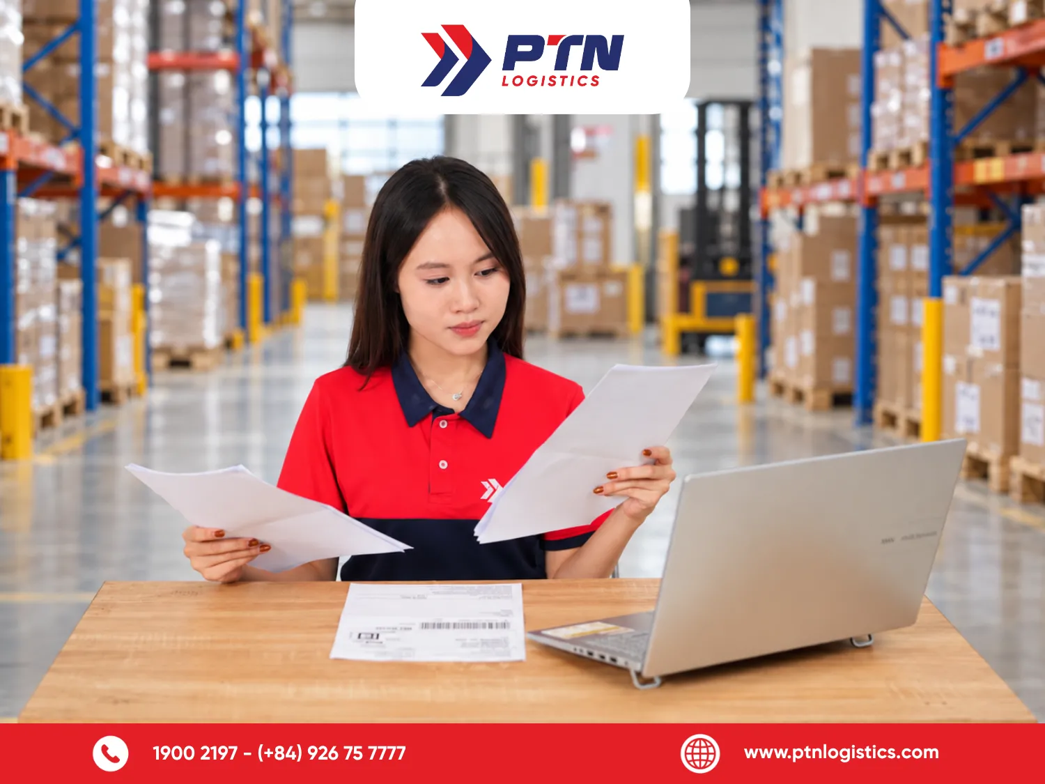 Kiểm tra thông tin hàng hóa và chứng từ trước khi bàn giao